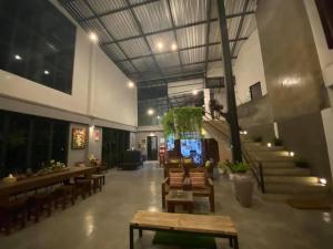 The lobby or reception area at Nornlamphun Boutique Hotel