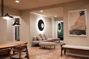 Χώρος καθιστικού στο @ Marbella Lane - The Moon Designer Home right behind the JTNP