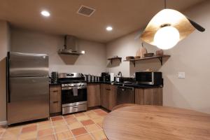 Η κουζίνα ή μικρή κουζίνα στο @ Marbella Lane - The Moon Designer Home right behind the JTNP