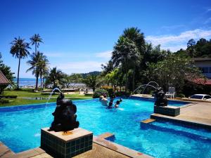a swimming pool with people playing in the water at Koh Chang Bailan Beach Resort in Ko Chang