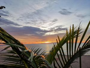 a view of the ocean at sunset from the beach at Koh Chang Bailan Beach Resort in Ko Chang
