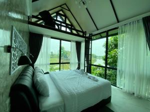 A bed or beds in a room at ชิดชายชล รีสอร์ท น่าน