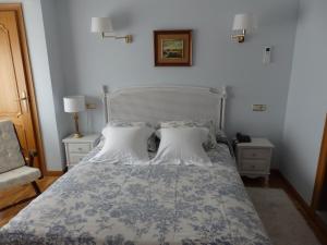 a bedroom with a bed with two pillows at Hotel Aranda in Aranda de Duero