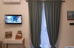 A television and/or entertainment centre at GELSO HOME