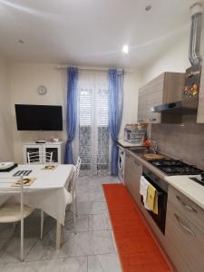 cocina con mesa y cocina con cortinas azules en Green house 2018, en Roma