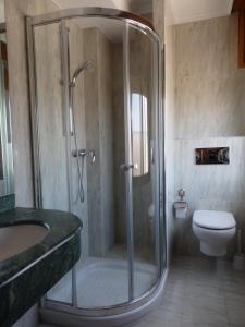 Bilik mandi di Hotel Aranda +39 gambar