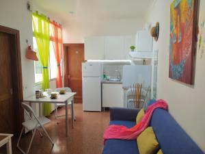 sala de estar con sofá, mesa y cocina en Aeropuerto Quiet Stay Gran Canaria, en Playa del Burrero