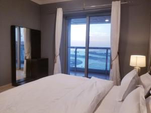 
A bed or beds in a room at Private rooms in 3 bedroom apartment SKYNEST HOMES PRINCESS MARINA
