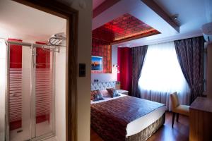 Postel nebo postele na pokoji v ubytování Şirin Hotel
