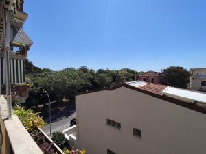 een uitzicht op een wit gebouw en een straat bij Intero Appartamento a soli 50 m dal mare in Viareggio