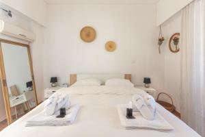 Penthouse Project – Rooftop Chasers Ideal في أثينا: غرفة نوم بسرير ابيض عليها مناشف
