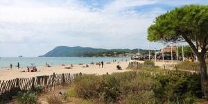 un grupo de personas en una playa cerca del agua en Siber & Sandrine, en La Seyne-sur-Mer