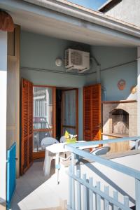 einen Balkon mit einem Tisch und einer Wandheizung in der Unterkunft Masina 45 in Porto Garibaldi