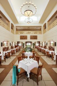 מסעדה או מקום אחר לאכול בו ב-Sharm Grand Plaza Resort - Families and Couples Only