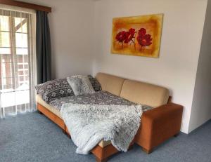 een slaapkamer met een bed en een schilderij aan de muur bij Apartmán Renáta 10 in Ružomberok