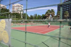 Tenis alebo squash v ubytovaní Magnifique appartement avec une incroyable vue sur mer alebo jeho okolí