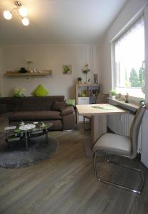ein Wohnzimmer mit einem Sofa und einem Tisch in der Unterkunft Ferienwohnung Traumblick in Bad Sachsa