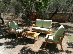 two chairs and a coffee table in a yard at La Lenzerina Casa indipendente con giardino in Scarlino