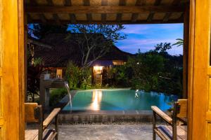 Villa Nextdoor Nature Yogyakarta内部或周边的泳池