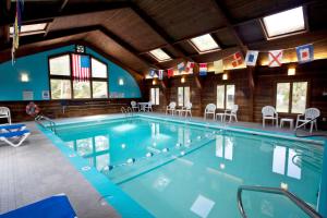 Swimming pool sa o malapit sa Cape Cod Holiday Estates, a VRI resort