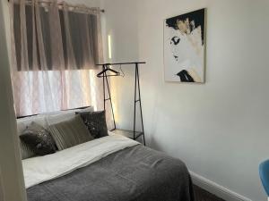 Postel nebo postele na pokoji v ubytování Potters Lodge, Oldham, Manchester by Edl Ventures Ltd