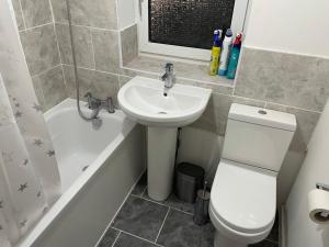 Koupelna v ubytování Potters Lodge, Oldham, Manchester by Edl Ventures Ltd + 25 fotografií