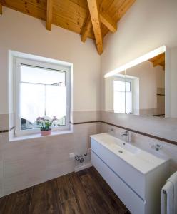 La salle de bains est pourvue d'un lavabo blanc et d'une fenêtre. dans l'établissement Albergo Ristorante Stazione Balerna, à Balerna