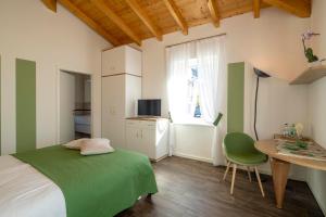 1 dormitorio con cama, mesa y ventana en Albergo Ristorante Stazione Balerna, en Balerna