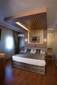 Postel nebo postele na pokoji v ubytování Şirin Hotel