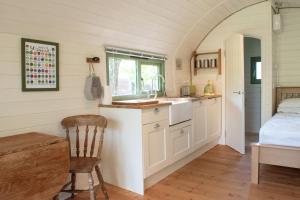 Dapur atau dapur kecil di Orchard Farm Luxury Glamping