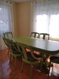 una mesa verde y sillas en una habitación en Pozo das Leiras-izquierda-, en Ares