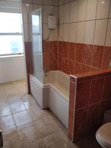 Un baño con bañera y WC. en Down Town Room, en Plymouth