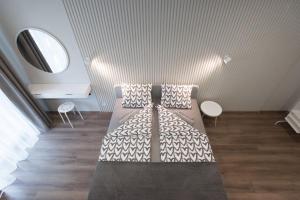 Scandinavian apartment Elegant في إلفيف: سرير كبير في غرفة مع نافذة
