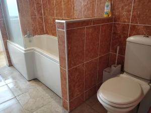 un baño con inodoro y bañera en Down Town Room, en Plymouth