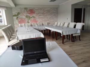 Un televizor și/sau centru de divertisment la Hotel Załęcze +78 fotografii