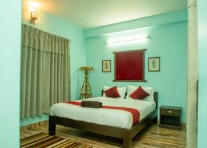 1 dormitorio con 1 cama con paredes azules en Naman Boutique Home, en Pokhara