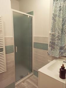 eine Glasdusche im Bad mit Waschbecken in der Unterkunft Sogni d'orto in Castiglione della Pescaia