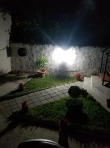 uma vista para um jardim à noite com uma luz em Eftimija Apartments em Gevgelija