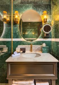 un bagno con lavandino e specchio di Debrah Brown, a member of Brown Hotels a Tel Aviv Altre 36 foto