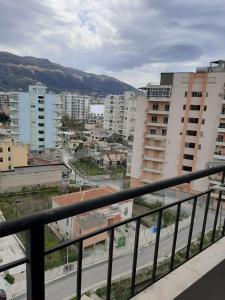 een balkon met uitzicht op de stad bij Grazioso Monolocale arredato a due passi dal lungomare vlore in Vlorë