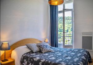 En eller flere senge i et værelse på Villa les Dahlias