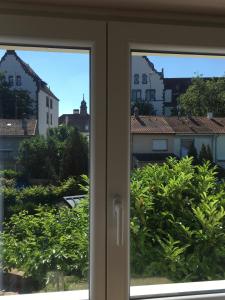 een uitzicht vanuit het raam van een huis bij Pyramides22 maison de ville de charme in Mulhouse