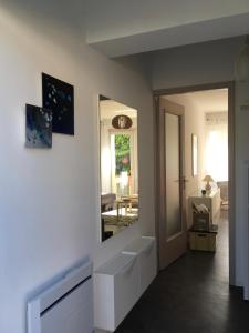 uma sala de estar com um espelho e um corredor em Pyramides22 maison de ville de charme em Mulhouse