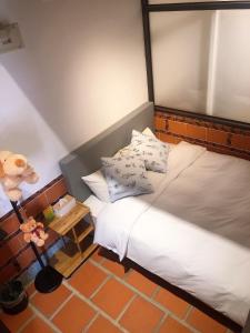 1 dormitorio con 1 cama y suelo de baldosa en I-Shan House, en Jincheng