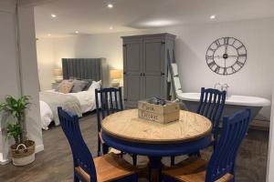 una camera da letto con tavolo e sedie di Clock Cottage Self contained Rutland Rural Retreat a Manton