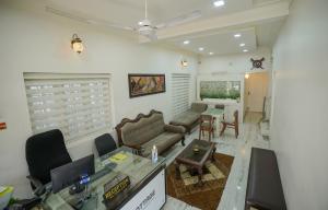 Khu vực ghế ngồi tại Adams Cottage Kochi