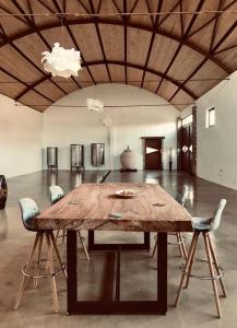 Habitación grande con mesa de madera y sillas. en Tenuta Morganti, en Torano Nuovo