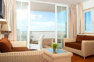 sala de estar con sillas, sofá y mesa en Aparthotel Maracaibo, en Puerto Rico de Gran Canaria