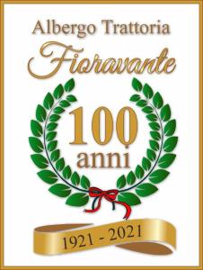 een teken met een laurierkrans en een gouden lint bij Albergo Trattoria Fioravante in Peschiera del Garda