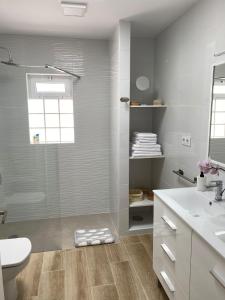een badkamer met een douche, een toilet en een wastafel bij Villa Orquidea with private garden in Playa del Inglés